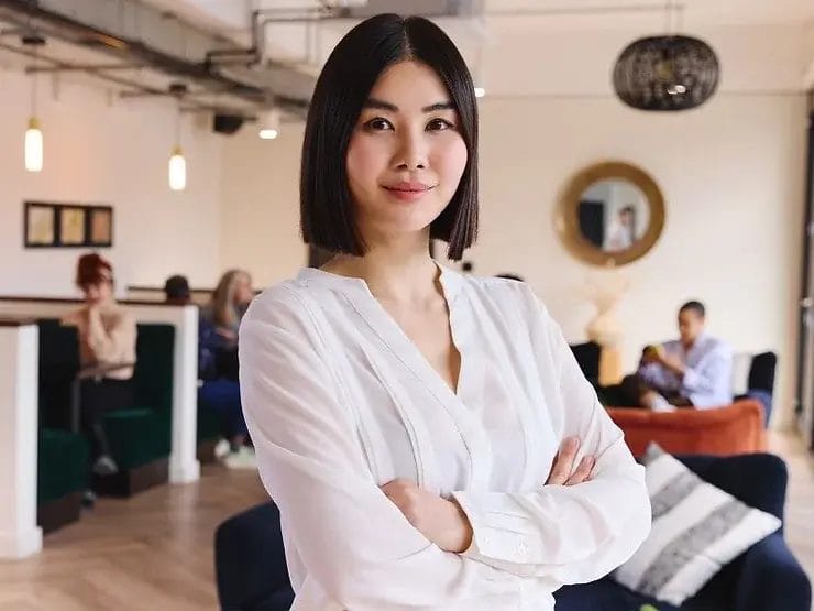 WLA-SIX-WAYS-TO-BE-SELF-AWARE-LEADER Woman standing and looking into the camera